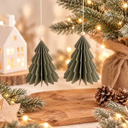 Plissee Tannenbaum in dunkelgrüner Farbe aus gefaltetem Material mit filigraner Fächerstruktur zum Aufhängen