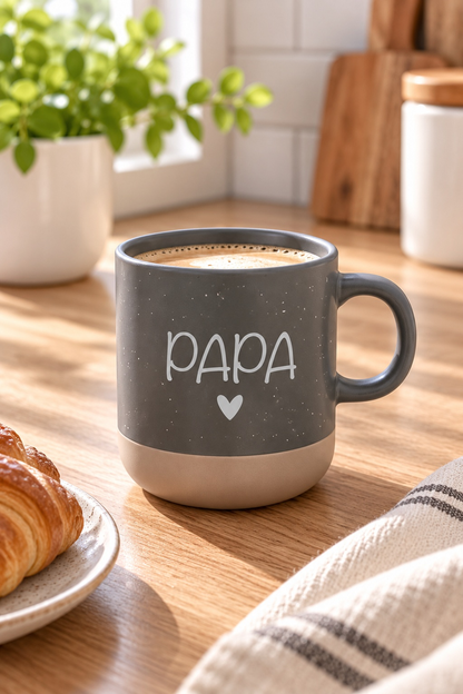 Tasse aus Keramik in Grau und Beige mit weißem Aufdruck „PAPA“ und kleinem Herz