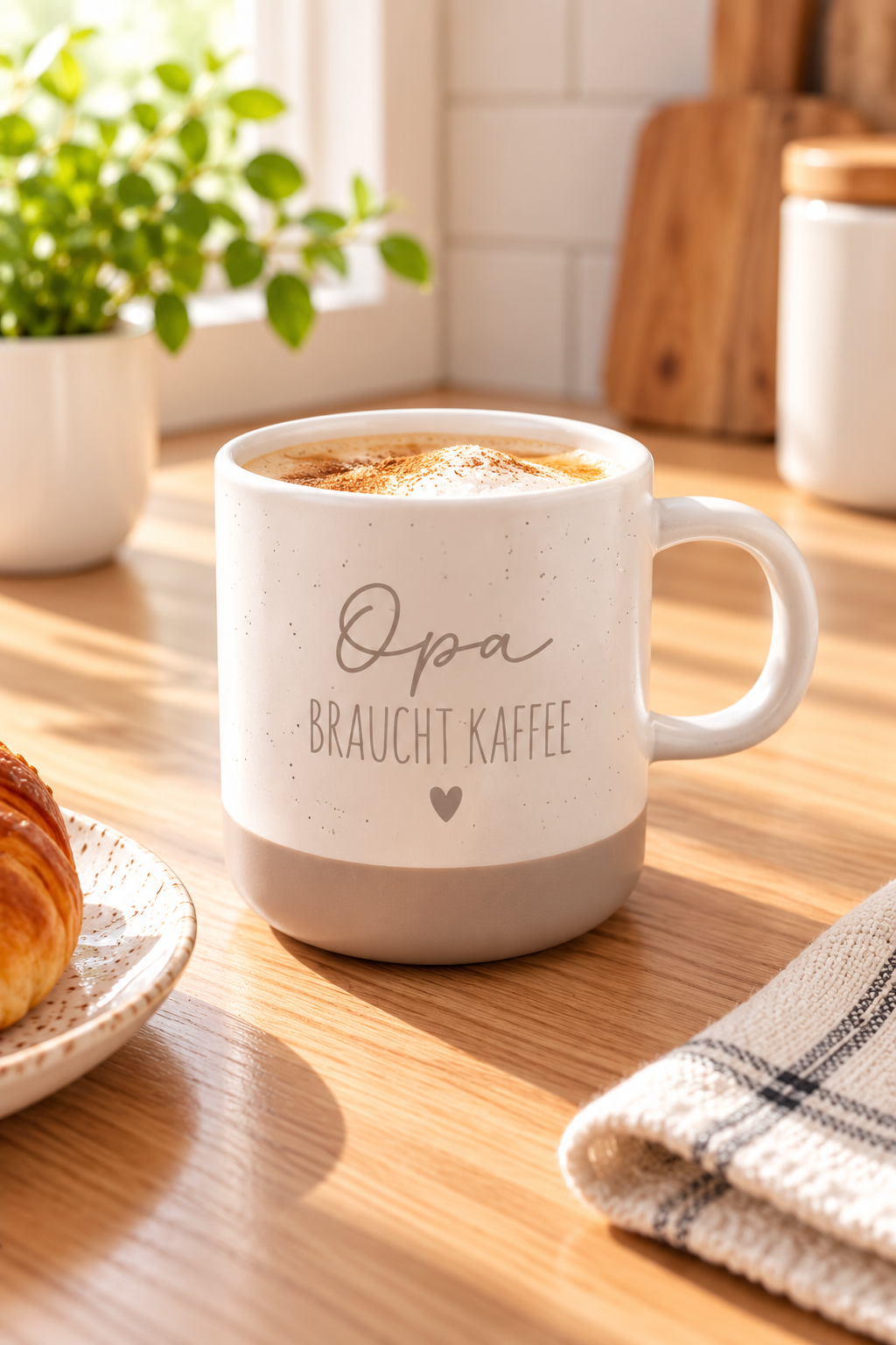 Tasse aus weißer Keramik mit beigefarbenem Sockel, Aufdruck „Opa braucht Kaffee“ und kleinem Herz