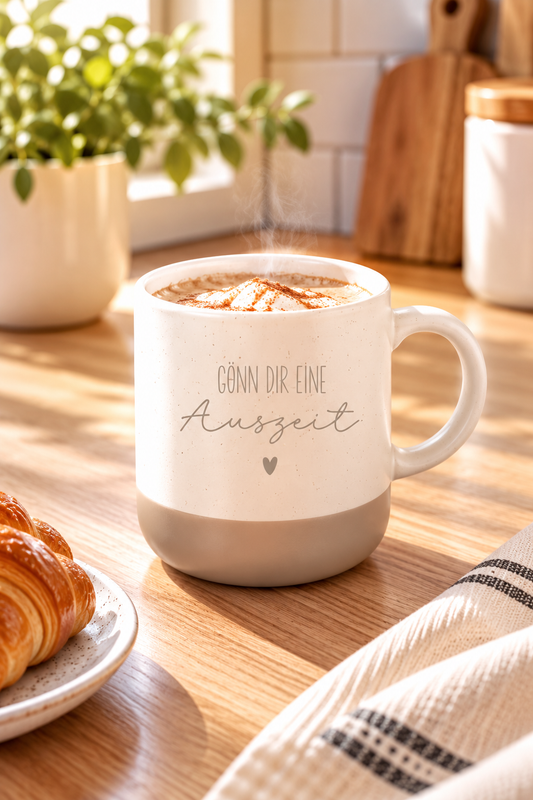 Tasse mit Spruch Auszeit aus cremefarbener Keramik mit beigem Fuß, Aufdruck „Gönn dir eine Auszeit“ und kleinem Herz