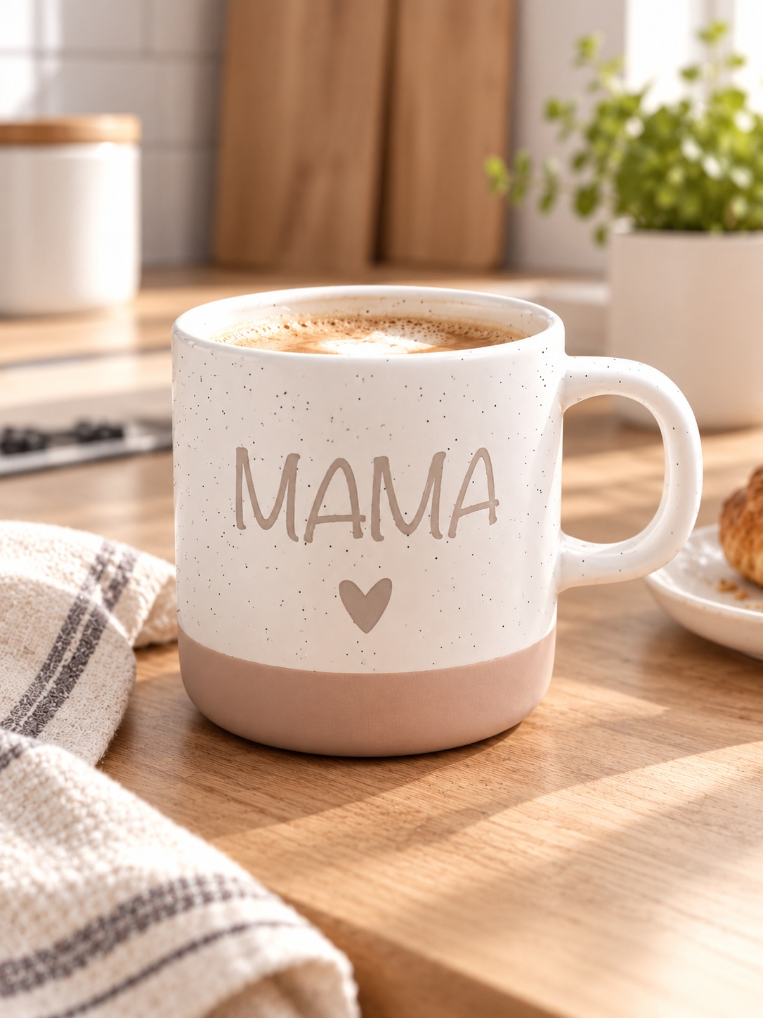 Tasse aus weißer Keramik mit beigem Boden, Sprenkelmuster und Aufdruck „MAMA“ mit Herz
