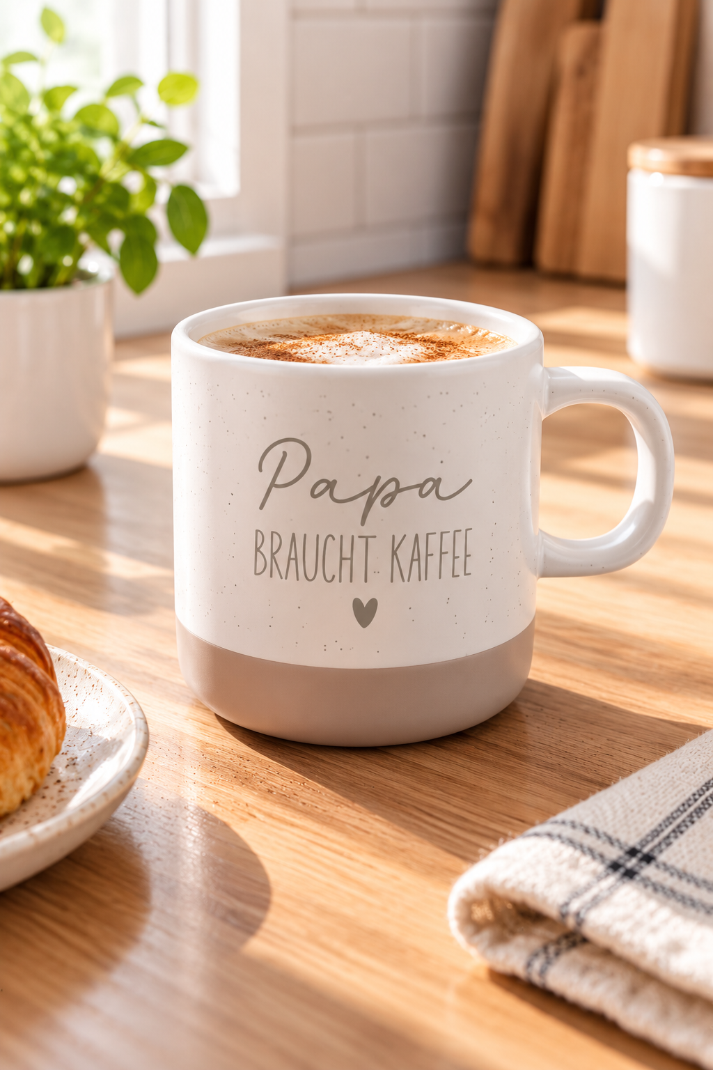 Tasse aus weißer Keramik mit grauem Fuß, Aufdruck „Papa braucht Kaffee“ und kleinem Herz