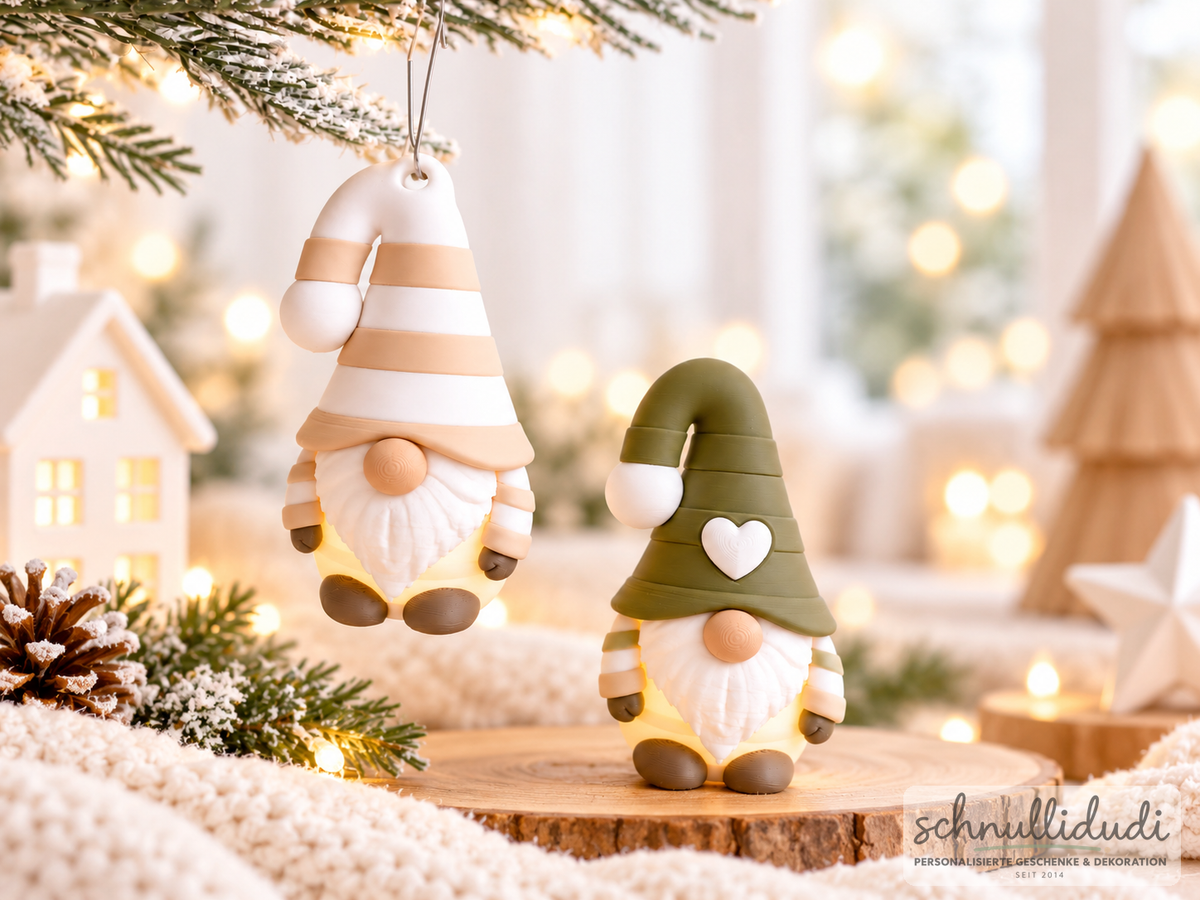 Tassenwichtel mit LED in Cremeweiß und Olivgrün, mit gestreiften Zipfelmützen, weißem Bart und Herzmotiv