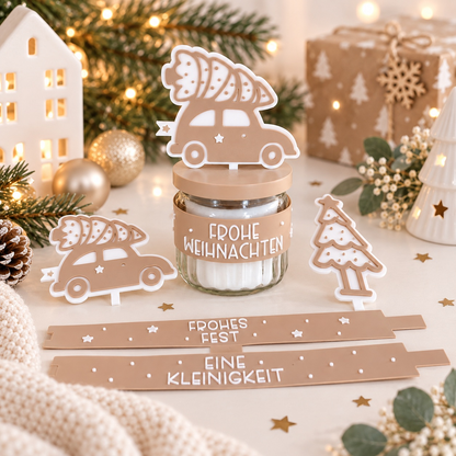 Weihnachtliche Kerzendeko mit Glaskerze, beige-braune PLA-Dekorationen mit Weihnachtsauto und Tannenbaum und Schriftzügen