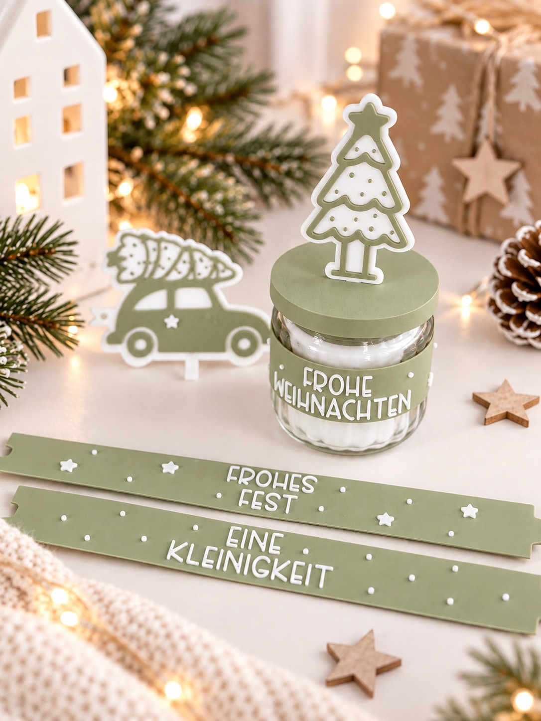 Weihnachtliche Kerzendeko mit grüner Kerzenglashülle und dekorativem Tannenbaum aus PLA, inklusive Schriftzug Frohe Weihnachten