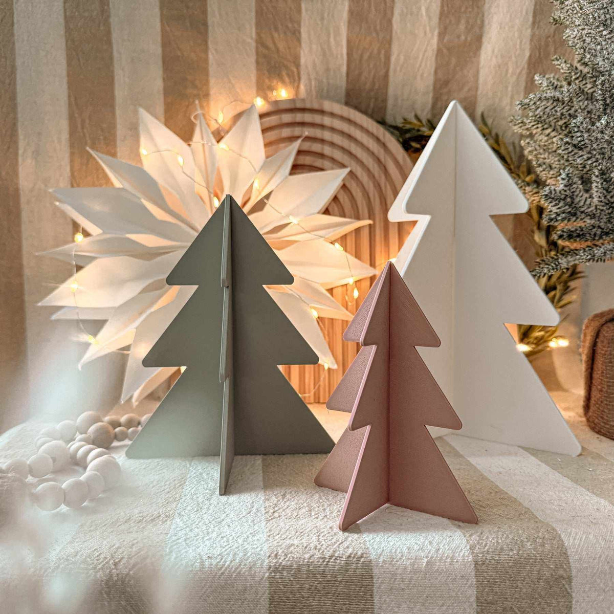 Weihnachtsbaum Deko aus PLA: drei minimalistische Steckbäume in Salbeigrün, Weiß und Altrosa mit flacher 3D-Form