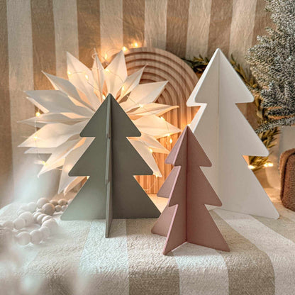Weihnachtsbaum Deko aus PLA: drei minimalistische Steckbäume in Salbeigrün, Weiß und Altrosa mit flacher 3D-Form