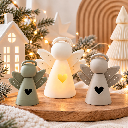 Weihnachtsengel Deko aus PLA in Weiß, Salbeigrün und Beige mit Heiligenschein, gepunkteten Flügeln und Herz-Aussparung