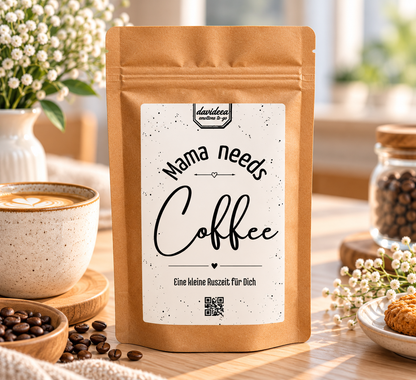Kaffeetüte aus braunem Kraftpapier mit weißem Etikett, schwarzem Schriftzug „Mama needs Coffee“ und QR-Code, Weihnachtsgeschenk Kaffee Tee