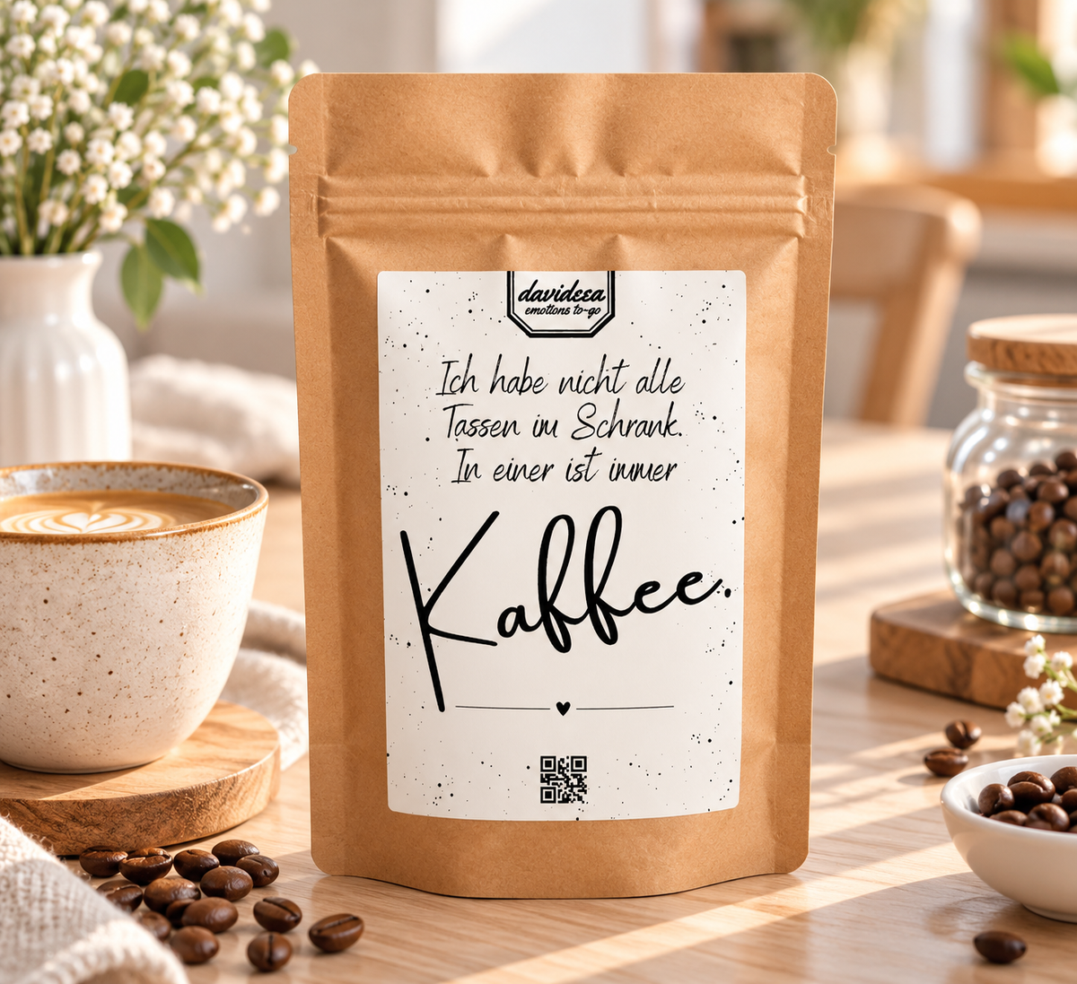 Kaffeetüte aus braunem Kraftpapier mit weißem Etikett und schwarzem Spruch „In einer ist immer Kaffee“ – Weihnachtsgeschenk Kaffee Tee