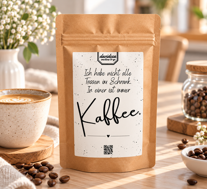 Kaffeetüte aus braunem Kraftpapier mit weißem Etikett und schwarzem Spruch „In einer ist immer Kaffee“ – Weihnachtsgeschenk Kaffee Tee