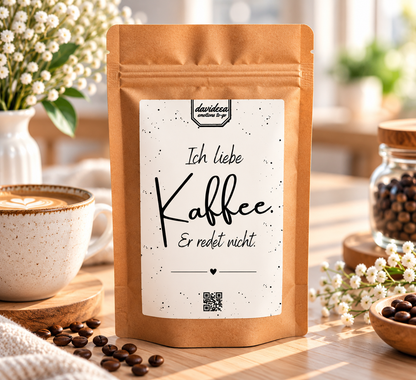 Weihnachtsgeschenk Kaffee Tee: braune Kraftpapiertüte mit weißem Etikett und schwarzem Spruch „Ich liebe Kaffee. Er redet nicht.“