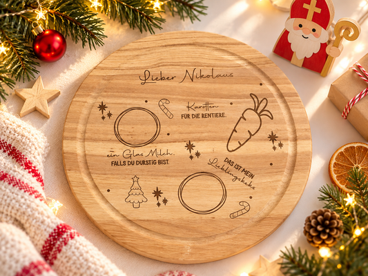 Weihnachtsmann-Teller aus hellem Birkenholz mit runder Form und gravierten Nikolausmotiven, Schriftzügen und Rentierkarotte