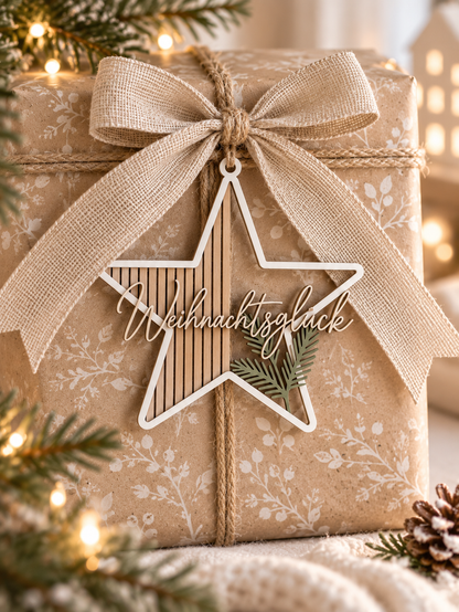 Weihnachtsstern Deko aus hellem Material mit Schriftzug „Weihnachtsglück“ und filigranen senkrechten Linien