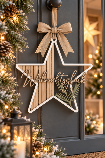 Weihnachtsstern Deko aus hellem Holz mit geriffeltem Innenmuster, Schriftzug „Weihnachtsglück“ und Tannenzweig
